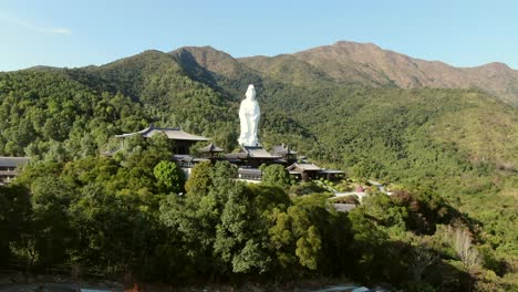 Vista-Aérea-Del-Monasterio-De-Hong-Kong-Tsz-Shan-Y-La-Famosa-Estatua-De-Avalokitesvara-Guan-Yin,-Diosa-De-La-Misericordia