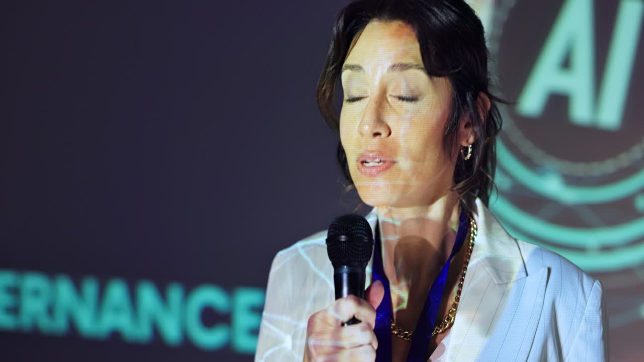 mujer hablando en una conferencia de gobernanza de la ia