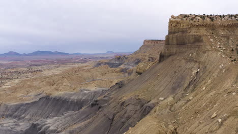 Luftaufnahme-Eines-Hoch-Aufragenden-Butte-In-Moab,-Utah,-Zerklüftetem-Wüstengelände-Und-Canyonlandschaft