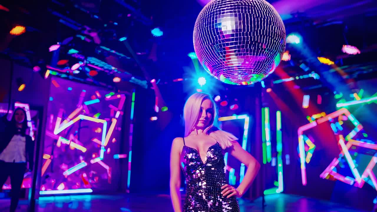 mujer bailando en un club nocturno