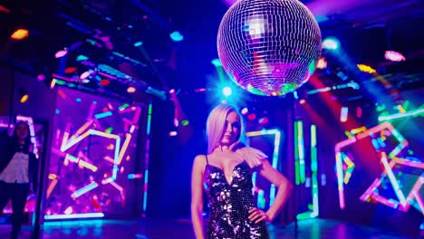 vrouw die in een nachtclub danst.