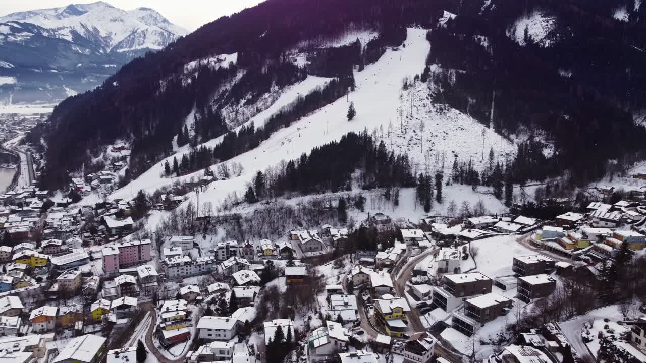 pista de esquí y paisaje urbano de la ciudad austriaca de zell am see, establecimiento aéreo