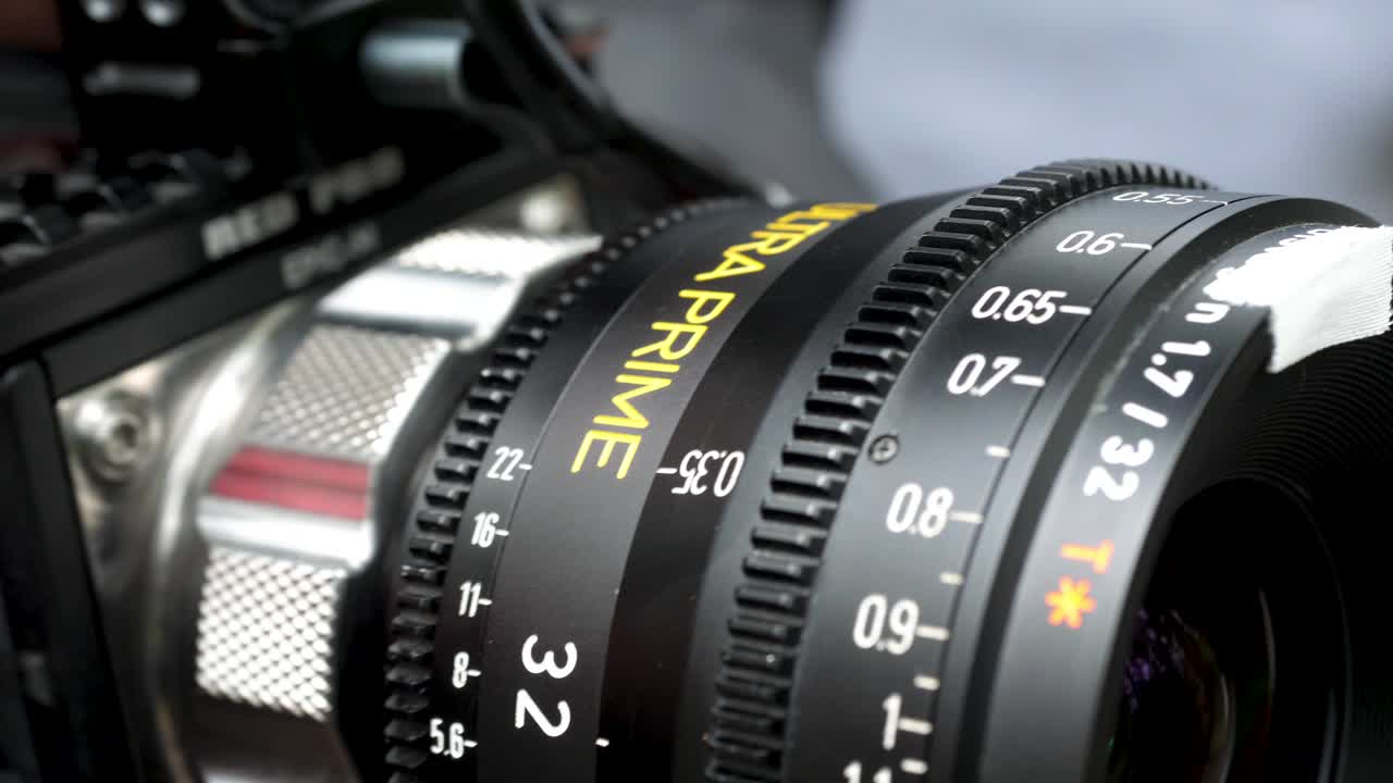 крупный план объектива профессиональной камеры