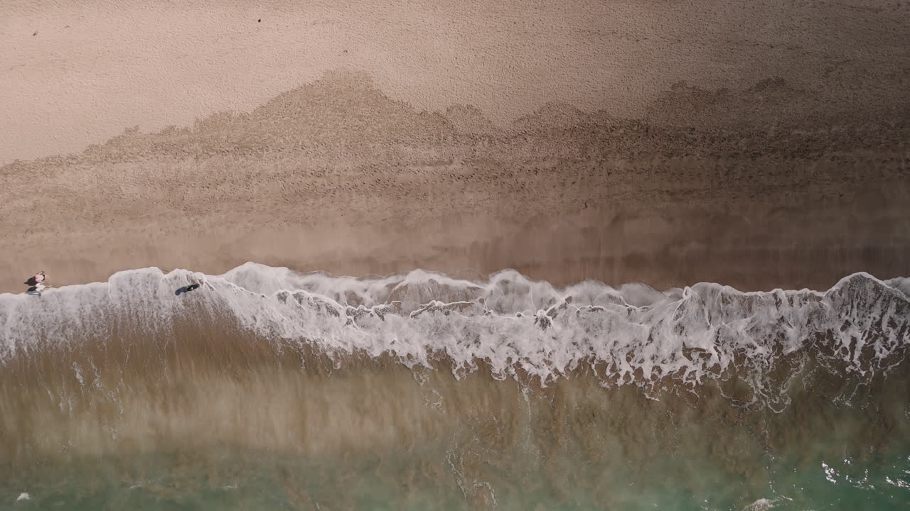 파도 가 있는 해변 의 공중 사진