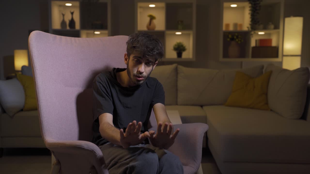 hombre mirando a la cámara con una expresión cobarde.