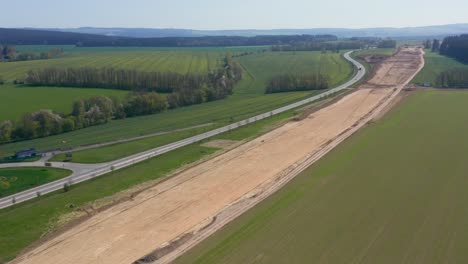 Espectaculares-Perspectivas-Aéreas-De-Un-Extenso-Proyecto-De-Autopista-En-Progreso,-Que-Captura-La-Escala-Del-Desarrollo