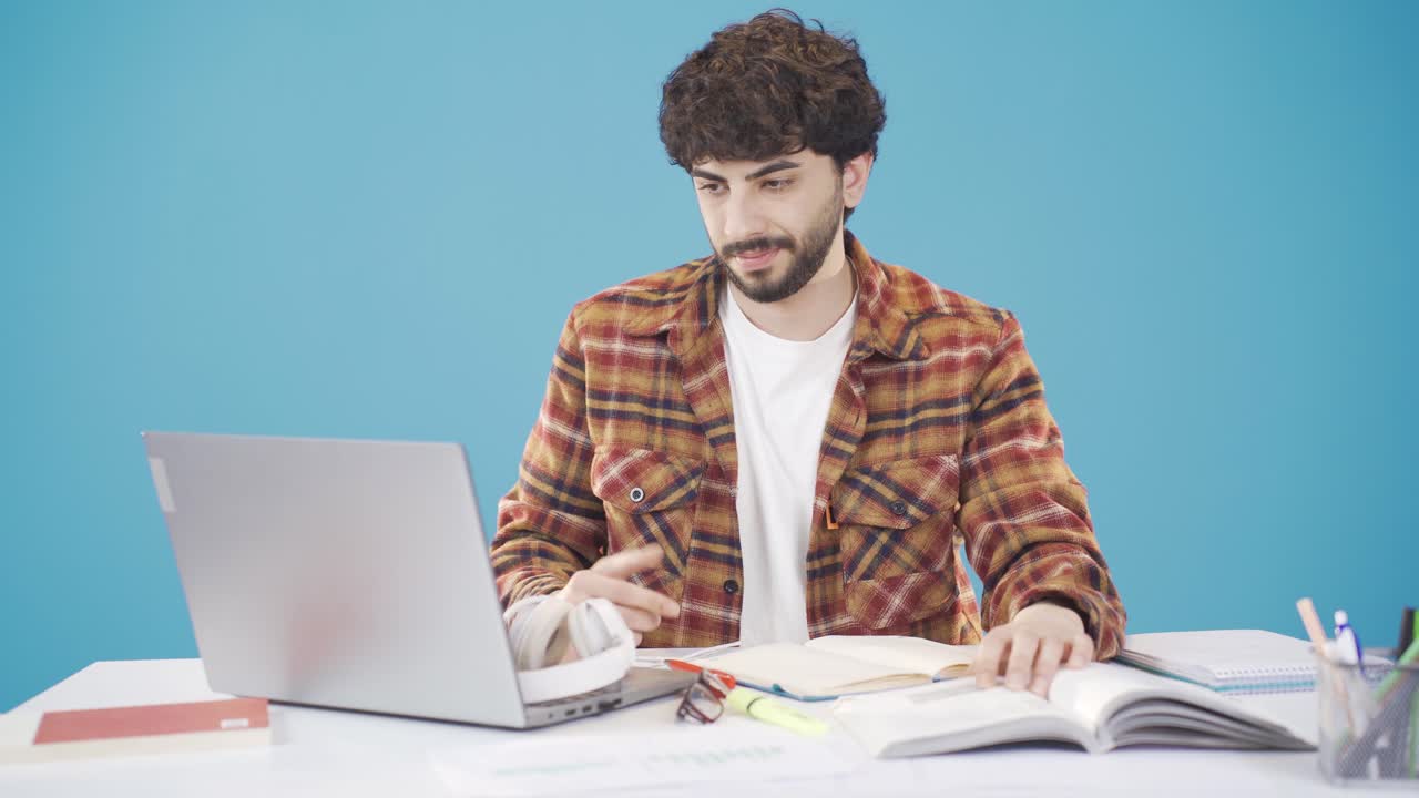 En universitetsstudent som kjeder seg med studiene, blir lei og henger med hodet