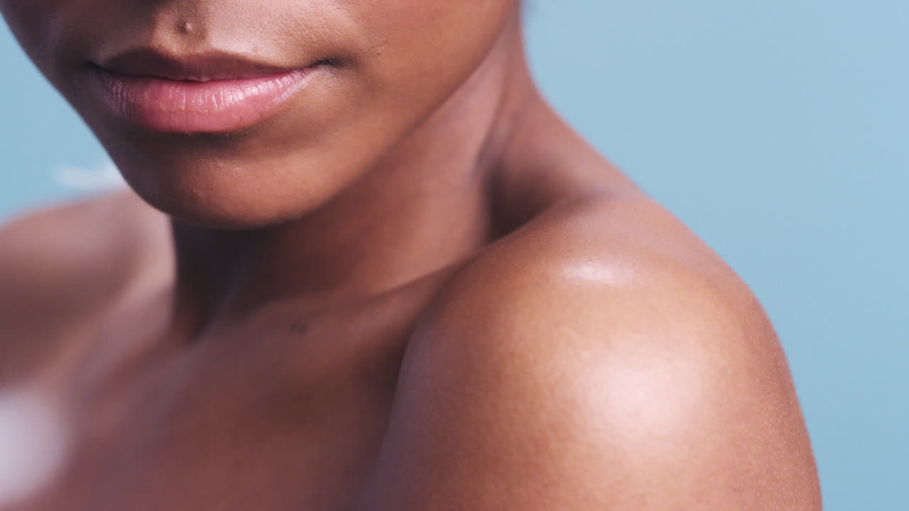 la piel de la mujer con vitaminas y nutrientes superpuestos