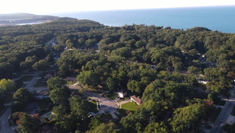 empujón aéreo hacia un lindo vecindario en la costa del lago michigan