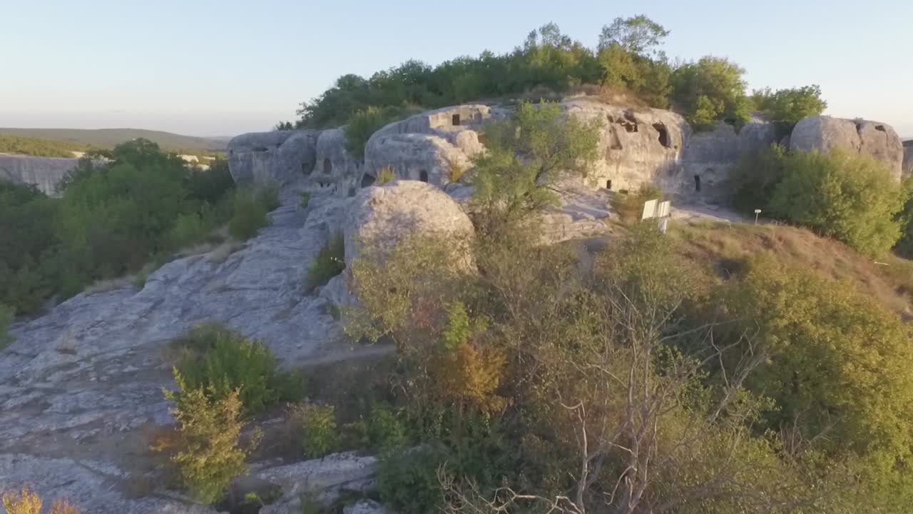 древние пещерные жилища на вершине холма