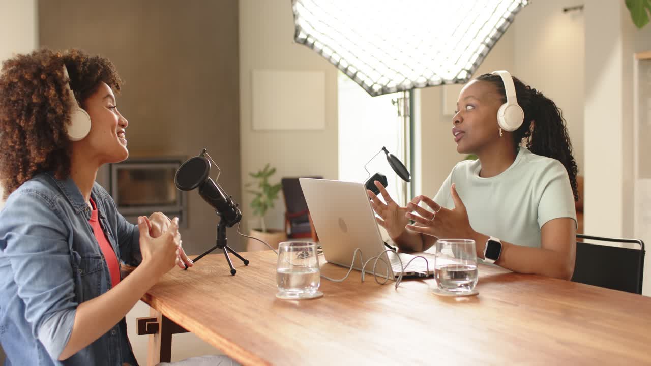 Dopo aver regolato cuffie e microfoni, diverse co-conduttrici registrano un podcast in uno studio casalingo.