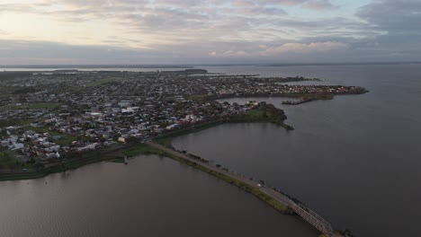 imágenes de drones que capturan la vista panorámica de la ciudad de federacion en la provincia de entre ríos, argentina, mostrando la costa del río uruguay, el lago salto grande y el puente