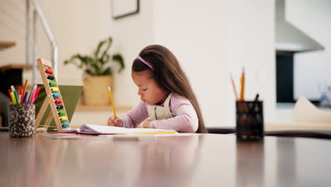 niña haciendo la tarea en casa.
