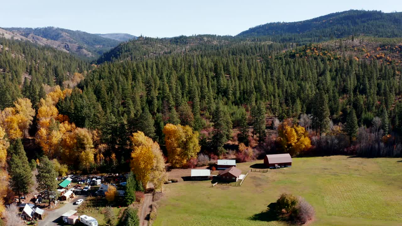vista aérea de la granja rural y el estacionamiento entre los bosques salvajes de washington, estados unidos