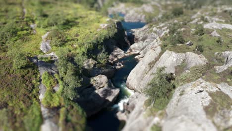 una vista aérea del río que fluye a través del valle
