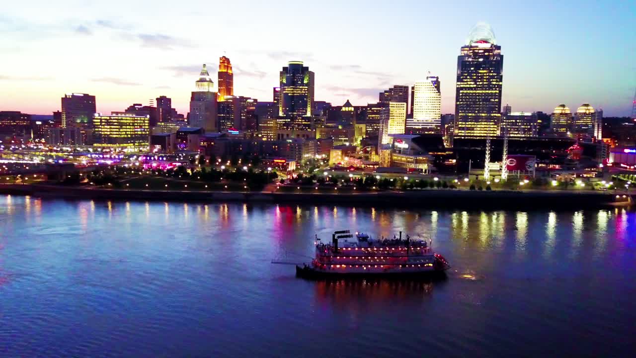 리버 보트와 오하이오 강 전경을 건너는 다리와 함께 신시내티 오하이오의 아름다운 저녁 공중 샷