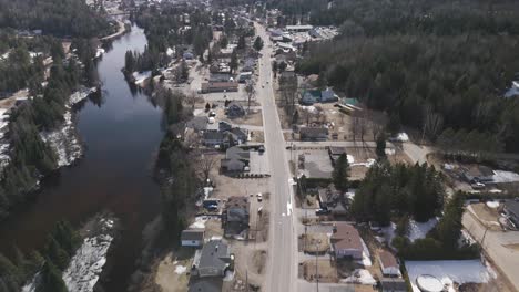 aerial revelando saint-côme rodeado de bosques, árboles, bosques y ríos en quebec, canadá durante un soleado día de verano