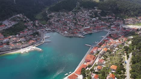 Ciudad-De-Pucisca-En-La-Isla-De-Brac-En-Croacia---Toma-Aérea-De-Drones