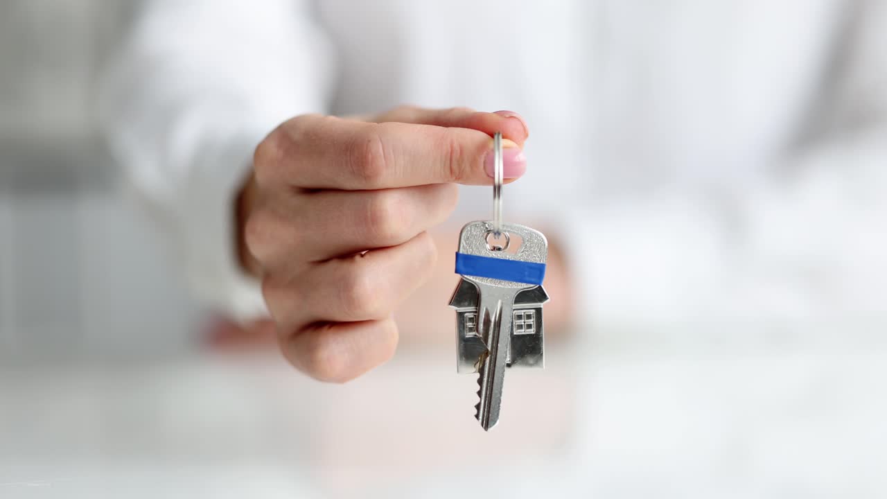 con las llaves de la casa en la mano