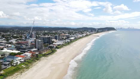 casas y edificios de apartamentos junto a la playa de arena blanca en verano