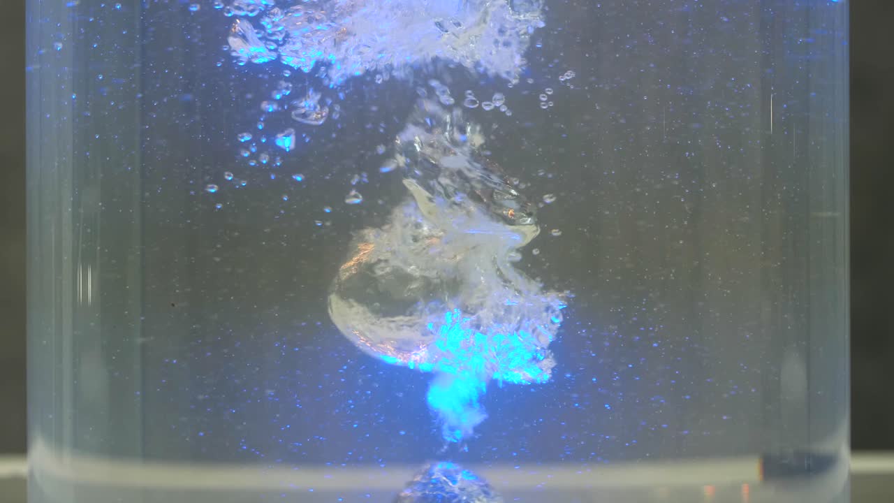 파란 빛으로 된 물 소용돌이