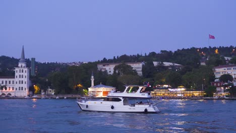 Gesamtansicht-Von-Booten-Und-Gebäuden-Im-Bosporus.