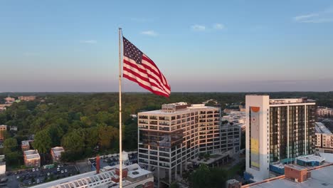 Bandera-Americana-Ondeando-En-La-Cima-De-La-Torre-Del-Mercado-De-La-Ciudad-De-Ponce,-Atlanta,-Georgia,-Estados-Unidos