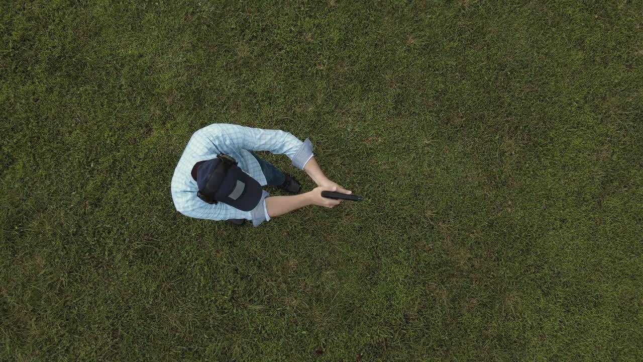 권총을 발사하는 남자의 하강 오버헤드 샷