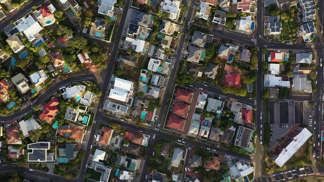 부유한 지역 집과 수영장 공중 촬영 해가 지는 캐프 타운