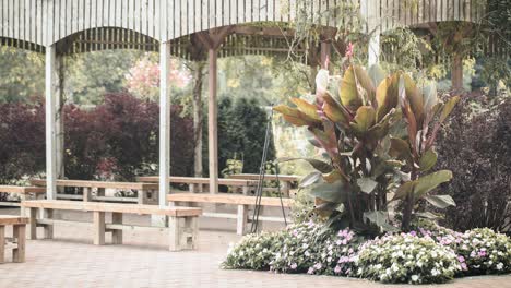 hermosa pérgola al aire libre para bodas durante el otoño en el centro de eventos y bodas con vista al huerto