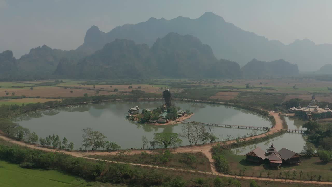 인공 호수와 장엄한 산들을 배경으로 한 고대 수도원