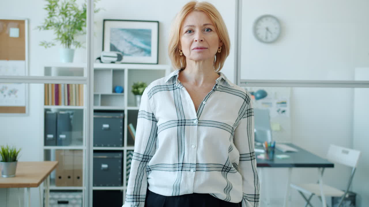 Porträt einer Frau im Büro.
