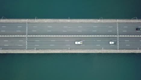 Antena:-Vista-Aérea-De-Un-Avión-No-Tripulado,-Toma-De-Automóviles-Y-Un-Ciclista-Conduciendo-A-Través-Del-Puente-Captain-Cook-En-Sydney,-Australia.