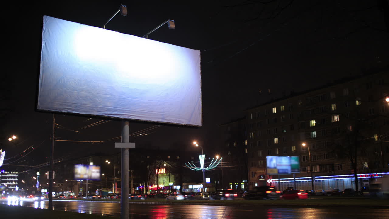Time-lapse af tomt reklameskilt om natten