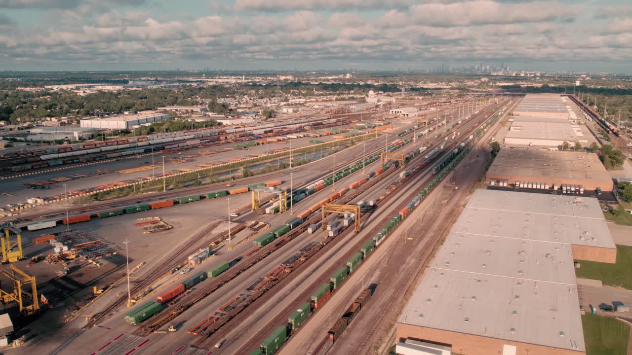 carretera ferroviaria terminal intermodal con patio lleno de contenedores con chicago en el fondo