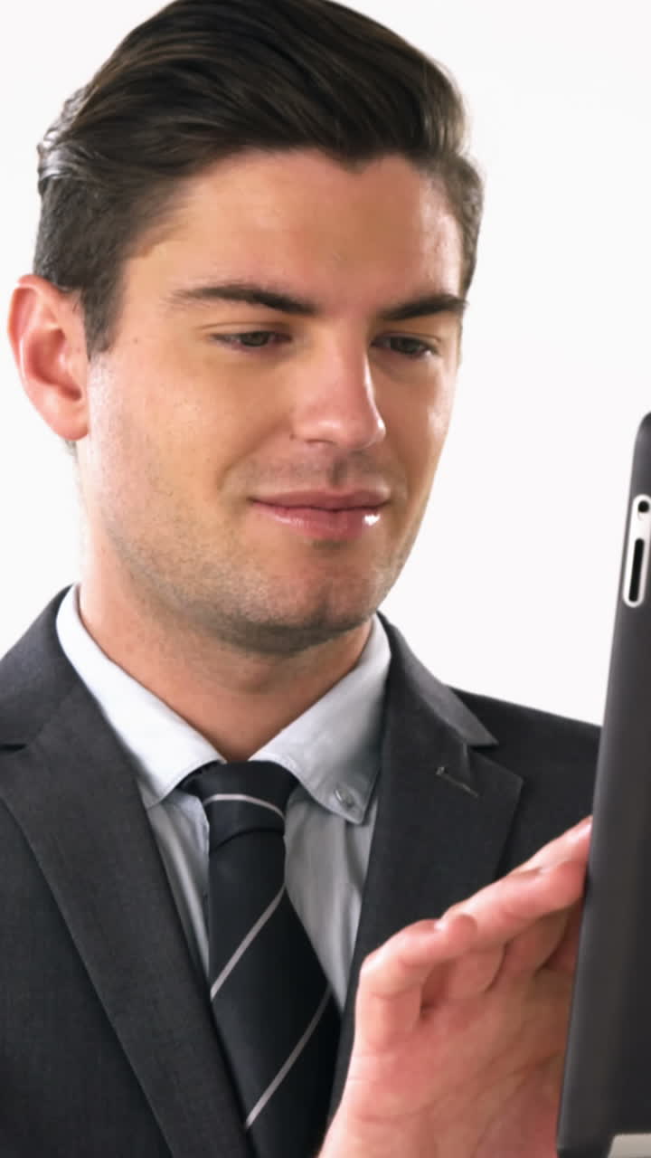 hombre de negocios usando una tableta digital