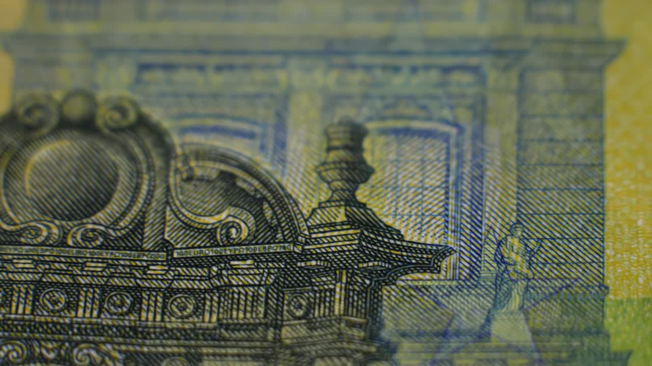 fotografía en primer plano de un billete de 100 euros que muestra pequeños detalles del papel moneda.