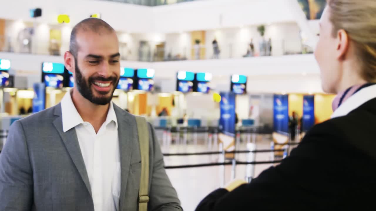 Pebisnis pria menunjukkan boarding pass-nya di konter check-in