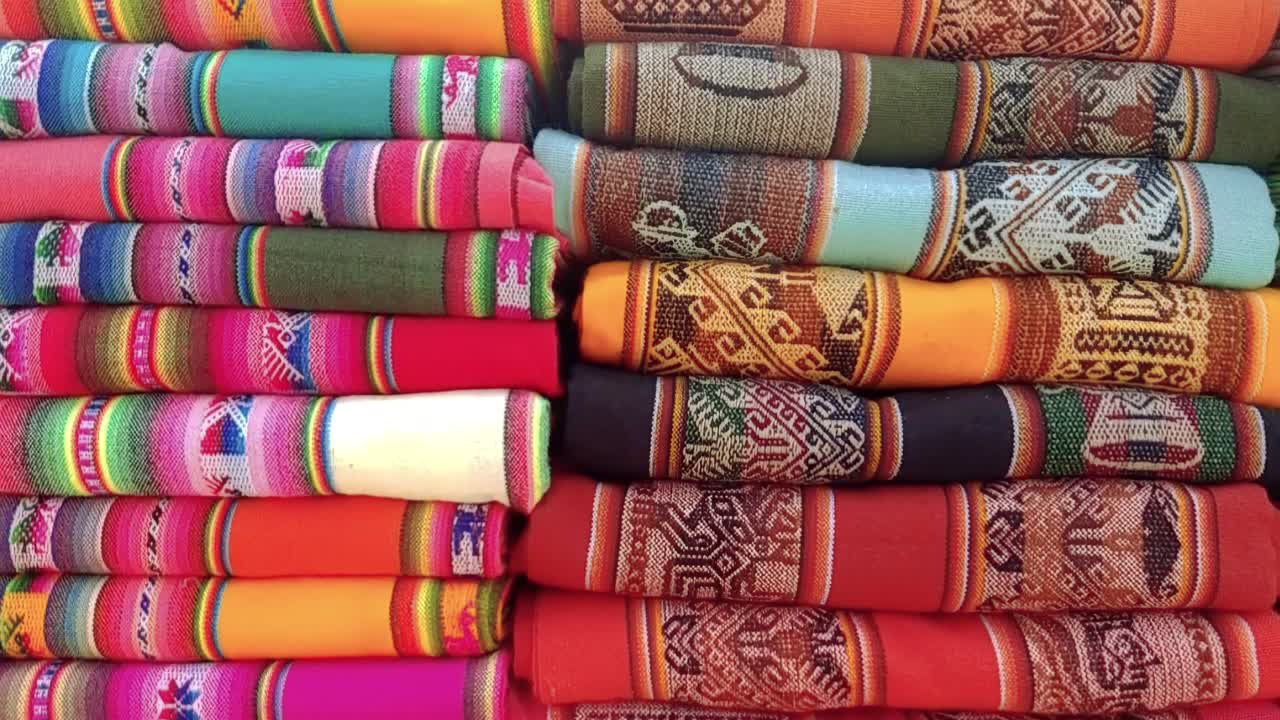 aguayos - tela de lana multicolor utilizada para llevar niños o cosas