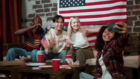 amigos celebrando el 4 de julio.