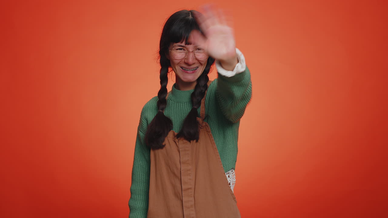 joven nerd mujer mirando a la cámara haciendo gesto de teléfono como dice hola me llamas, conversación