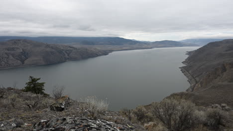 la serenidad del lapso de tiempo: el lago kamloops se despliega