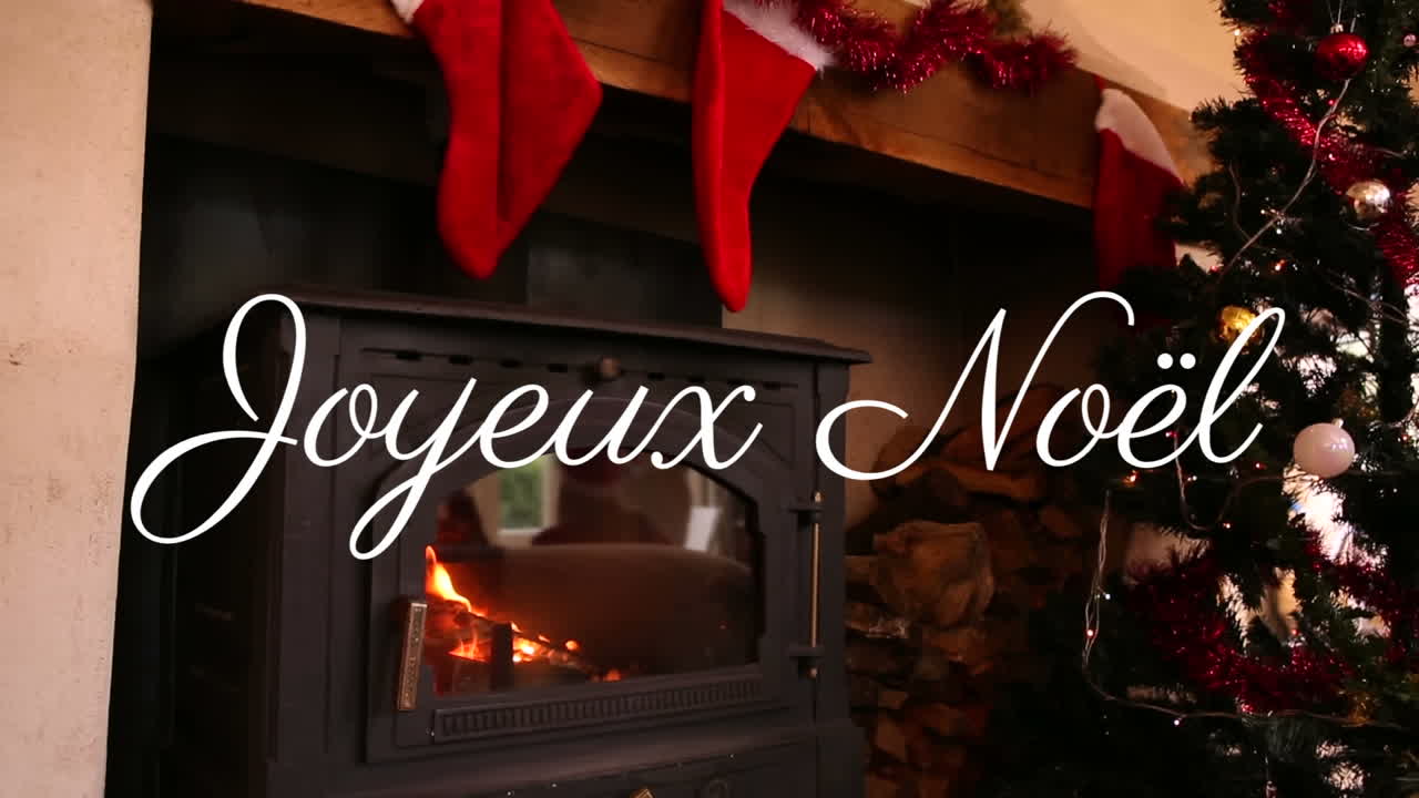 joyeux noãl escrito sobre la chimenea en la época de navidad