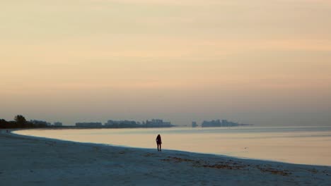 Una-Mujer-Caminando-Por-Bonita-Beach,-Fl-Una-Mañana-Temprano-Justo-Después-Del-Amanecer