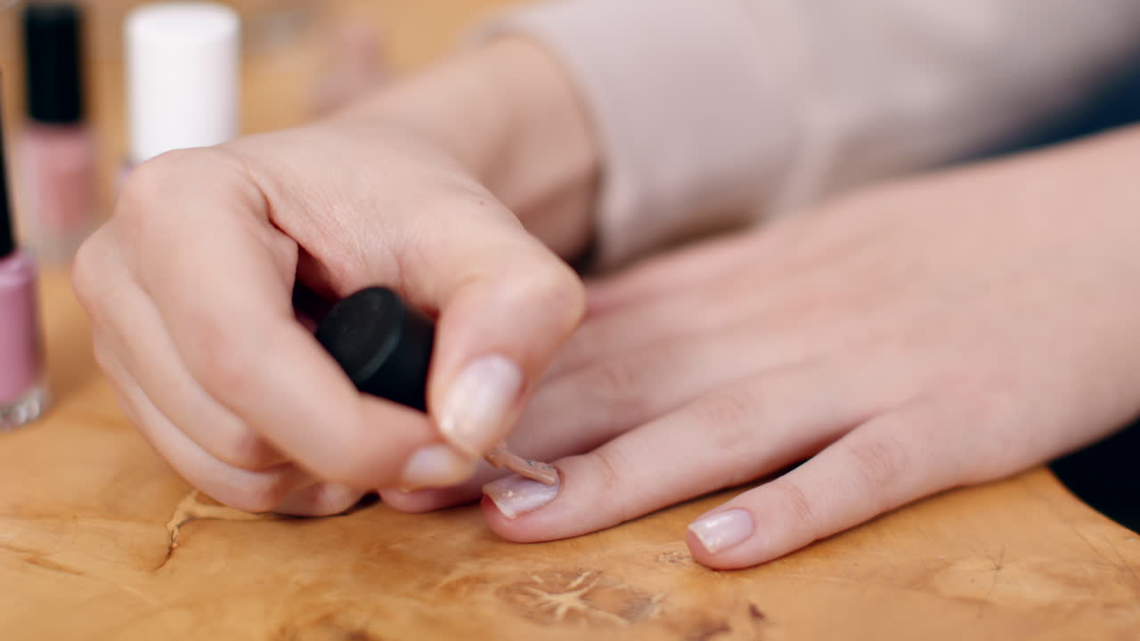 mujer pintando sus uñas