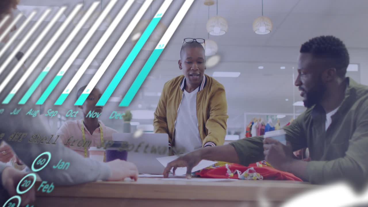 animación del procesamiento de datos financieros sobre diversos colegas que discuten el trabajo en la oficina