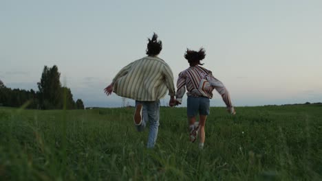 paisaje rural con personas corriendo