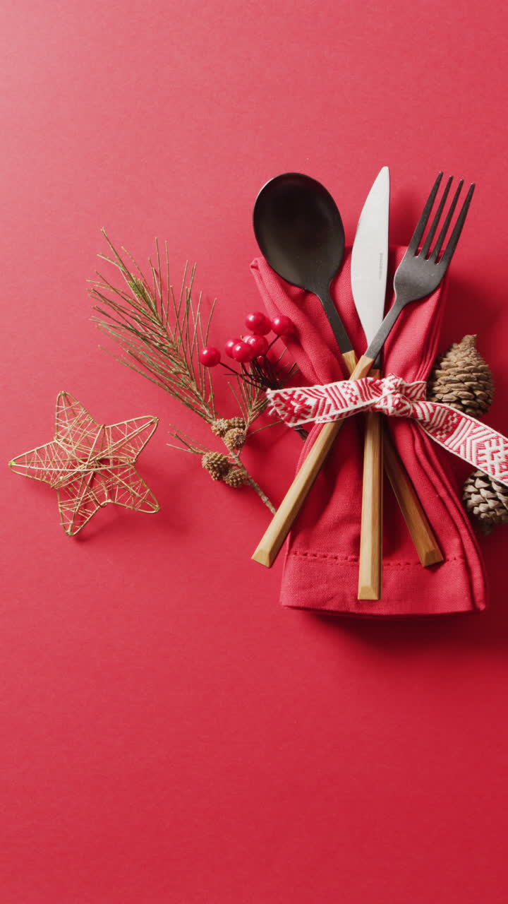 video vertical de la configuración y decoración del lugar de navidad sobre fondo rojo