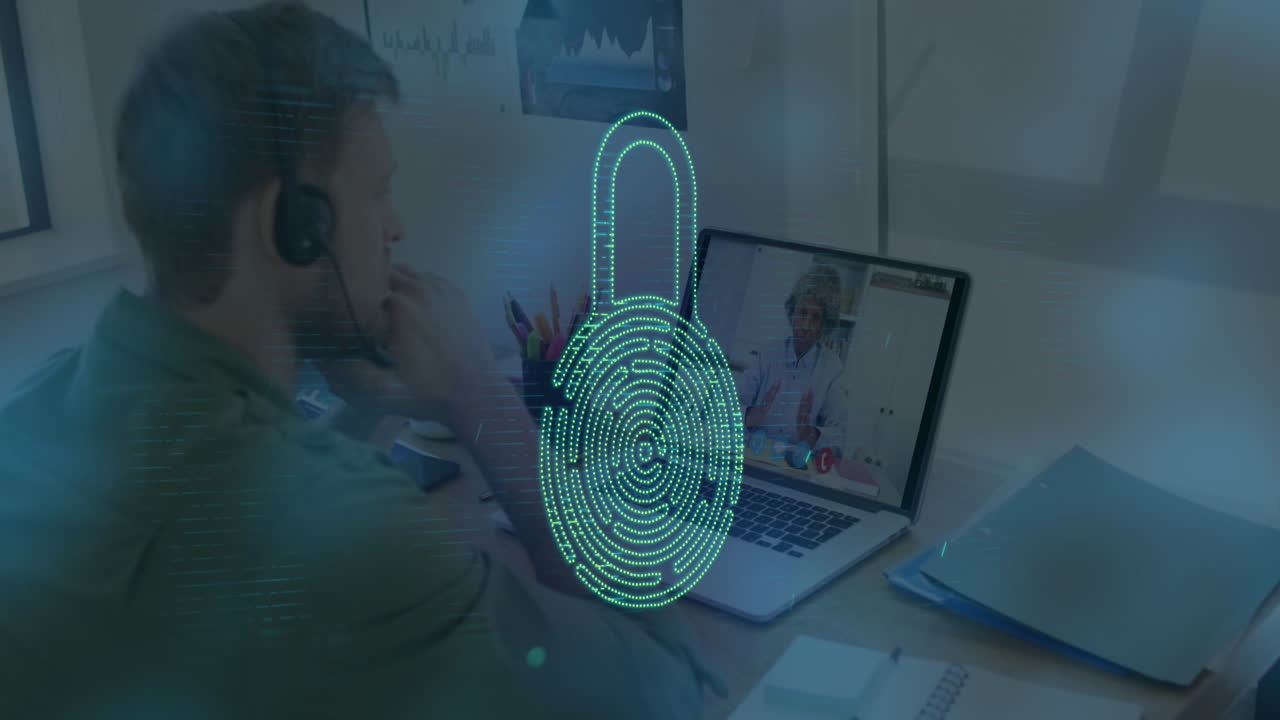 animación de huella digital biométrica sobre un hombre caucásico usando auriculares de teléfono y computadora portátil