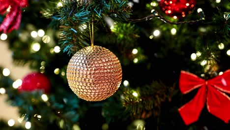 Goldene-Weihnachtskugeldekoration-Auf-Tannenbaum.Feiertage,-Neujahr-Und-Festkonzept-–-Goldene-Weihnachtskugeldekoration-Mit-Funkelnden-Girlandenlichtern-Auf-Künstlichem-Tannenbaum